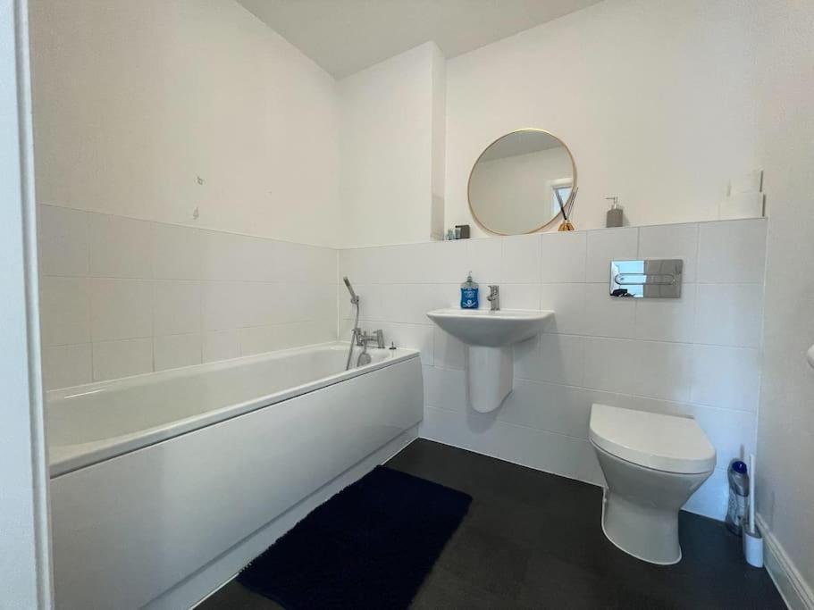 Stylish Station Apartment In Rochester With Free Parking Wainscot Εξωτερικό φωτογραφία