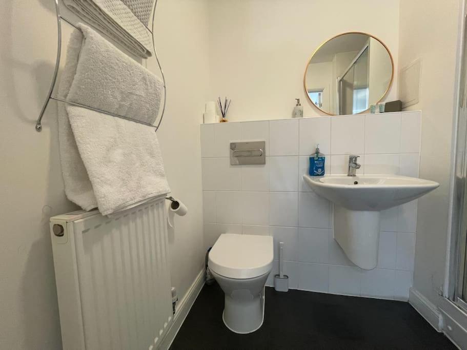 Stylish Station Apartment In Rochester With Free Parking Wainscot Εξωτερικό φωτογραφία